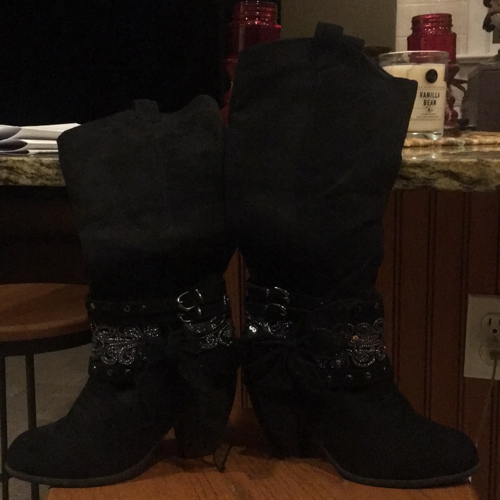 Super cute black cowboy boots!!